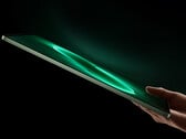 Толщина Pad 9 Pro составляет всего 5,8 мм. На снимке: рекламное изображение, демонстрирующее тонкий дизайн устройства.