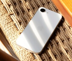 Неизвестно, получит ли iPhone 16e продолжение в следующем году. (Источник изображения: Thai Nguyen)