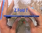 Миниатюра видеоролика Samsung Fold Z 7 -JerryRigEverything (источник изображения: @JerryRigEverything)