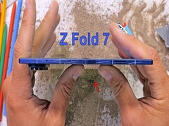 Миниатюра видеоролика Samsung Fold Z 7 -JerryRigEverything (источник изображения: @JerryRigEverything)