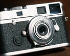 Полнокадровый объектив Brightin Star 28 мм f/2,8 едва ли больше заглушки корпуса фотоаппарата.