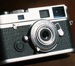 Полнокадровый объектив Brightin Star 28 мм f/2,8 едва ли больше заглушки корпуса фотоаппарата.