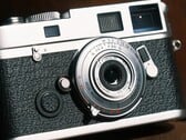Полнокадровый объектив Brightin Star 28 мм f/2,8 едва ли больше заглушки корпуса фотоаппарата.
