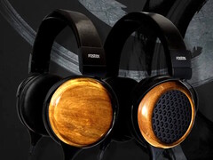 Fostex TH810 (слева) и TH818 (справа) украшены корпусами из древесины акации.