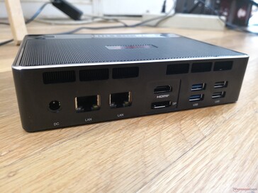 Сзади: Гнездо питания, 2x RJ-45 Ethernet 10/100/1000/2500, HDMI 2.0, DP 1.4, 2x USB 3.0, 2x USB 2.0