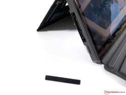 Коннектор для приставки с видеокартой XG Mobile располагается за съёмной резиновой заглушкой