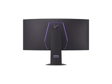 У него есть RGB прямо на задней панели