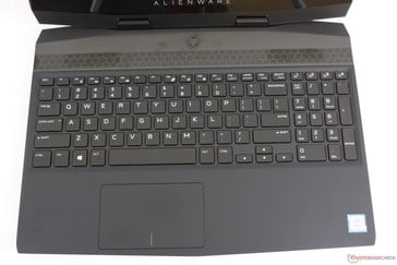 Раскладка клавиатуры в сравнении с Alienware 15 R4 претерпела серьезные изменения
