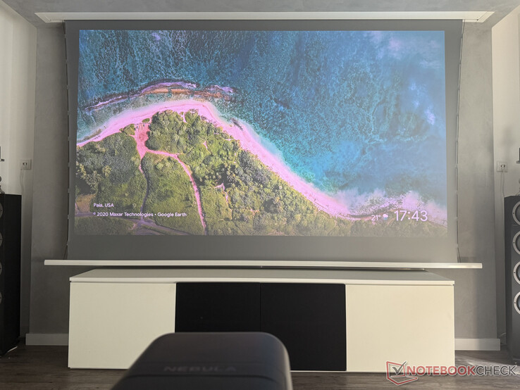Мы провели обзор Anker Nebula X1 в течение дня (Источник изображения: Маркус Швартен / Notebookcheck)