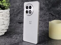 В последнем обновлении для OnePlus 13R (на фото) и OnePlus 12 появилась возможность одновременной потоковой передачи аудио по Bluetooth с двух устройств