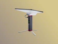 Устройство PeakDo LinkPower Pod 1 оснащено встроенной подставкой.