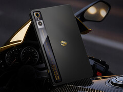 Вариант Golden Saga, похоже, пока что является эксклюзивным для Китая. На снимке: игровой планшет в специальном цветовом исполнении. (Источник изображения: RedMagic)