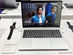 Tecno Megabook S16 весит 2,9 фунта, что довольно мало для 16-дюймового ноутбука (Источник изображения: Александр Фагот, Notebookcheck)