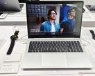 Tecno Megabook S16 весит 2,9 фунта, что довольно мало для 16-дюймового ноутбука (Источник изображения: Александр Фагот, Notebookcheck)