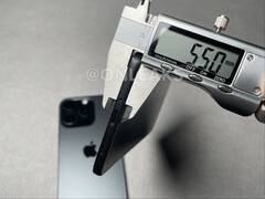 Предполагаемый макет Galaxy S26 Edge, измеренный с помощью цифрового верньерного штангенциркуля. (Источник изображения: OnLeaks on X)