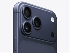 Крупный план iPhone 17 Pro Max в цвете Deep Blue. (Источник изображения: Apple)