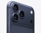 Крупный план iPhone 17 Pro Max в цвете Deep Blue. (Источник изображения: Apple)