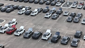 В магазине Giga Texas имеется множество белых вариантов отделки салона новой Model Y