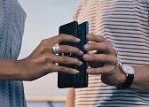 Смартфон Huawei Mate 20 Pro может быть использован как беспроводное зарядное устройство для другого телефона (Изображение: Huawei)