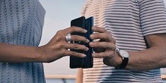 Смартфон Huawei Mate 20 Pro может быть использован как беспроводное зарядное устройство для другого телефона (Изображение: Huawei)