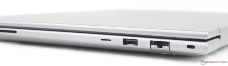 Справа: Устройство для чтения карт памяти SD, слот для Nano SIM (опционально), USB-A (5 Гбит/с), RJ-45 (1 Гбит/с), слот для замка Nano Security