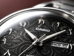 Крупный план чёрного циферблата Casio MTP-E735AR с замысловатым узором в стиле арабески, накладными восточно-арабскими цифрами, полированными стрелками серебристого цвета и указателем дня недели и даты в положении «3 часа».