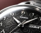 Крупный план чёрного циферблата Casio MTP-E735AR с замысловатым узором в стиле арабески, накладными восточно-арабскими цифрами, полированными стрелками серебристого цвета и указателем дня недели и даты в положении «3 часа».