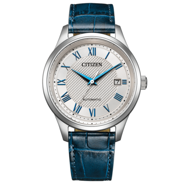 Вид спереди автоматических часов Citizen NJ0250-01A с серебристым циферблатом с узором «Clous de Paris», синими римскими цифрами и стрелками, а также синим кожаным ремешком.