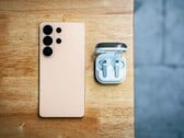 Преемник Samsung Galaxy S26 Ultra, изображенный здесь, получит новый модуль камеры.