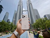 Модель Honor 600 Pro в золотисто-белом цветовом решении