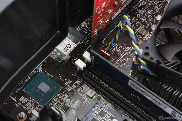 Модуль беспроводной связи расположен очень близко к слоту PCIe x16