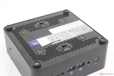 На нижней стороне видны вентиляционные решетки, винты VESA и резиновые ножки