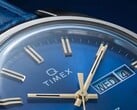 Крупный план синего циферблата фюме часов Timex Q 1976 Day and Date.