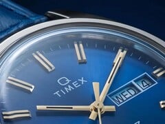 Крупный план синего циферблата фюме часов Timex Q 1976 Day and Date.