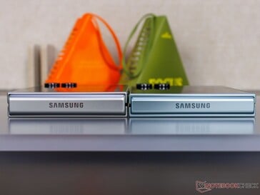 Galaxy Z Flip 7 FE (L) и Flip 7 (R) бок о бок ((источник изображения: Notebookcheck)