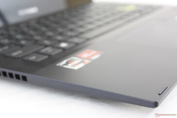 Корпус, включая экранную крышку, сделан из сплава алюминия - по качеству похоже на модели ZenBook. Углы и края чуть островаты на фоне TP410