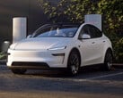 Новая Tesla Model Y у зарядного устройства Supercharger. (Источник изображения: Tesla)
