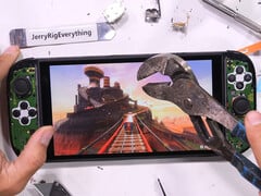 Экран Nintendo Switch 2 разбился после 50 ударов большими плоскогубцами. На рисунке: Скриншот видео. (Источник изображения: JerryRigEverything)