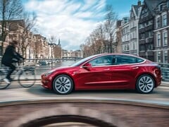 Model 3 в режиме полностью автономного вождения.