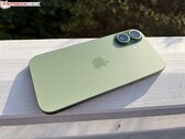 Задний вид зеленого Apple iPhone демонстрирует модуль двойной камеры и матовую отделку. (Источник изображения: Notebookcheck)