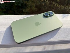 Задний вид зеленого Apple iPhone демонстрирует модуль двойной камеры и матовую отделку. (Источник изображения: Notebookcheck)