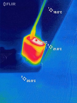 Адаптер питания греется до 44.1°C при нагрузке