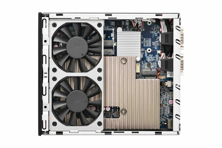 Внутренняя компоновка мини-ПК Shuttle XPC Slim DH810, оснащенного двумя вентиляторами. (Источник изображения: Shuttle)
