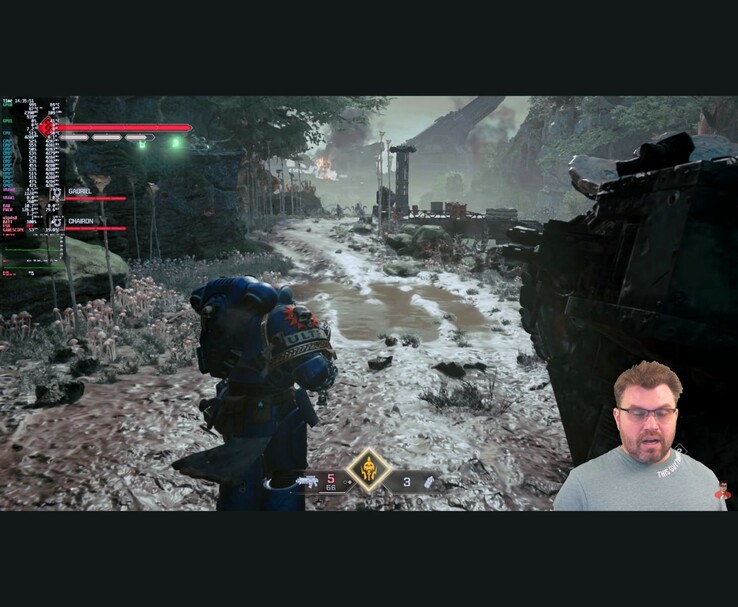 Игровая сцена из Warhammer 40,000 Space Marine 2 с экранными показателями производительности и появлением YouTuber в углу во время теста. (Источник изображения: The Phawx с YouTube)