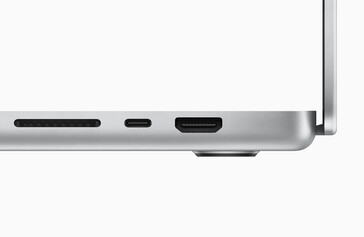 Теперь у MacBook есть картридер, HDMI и три порта Thunderbolt 4 (Изображение: Apple)