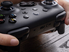 следующий контроллер от 8BitDo станет зеркальным отражением Ultimate 2 (на фото) и будет выполнен в черном цвете. (Источник изображения: 8BitDo) 