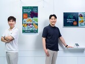 Две центральные фигуры, стоящие за разработкой Color E-Paper от Samsung (Источник изображения: Samsung)