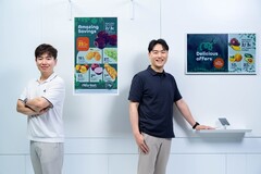 Две центральные фигуры, стоящие за разработкой Color E-Paper от Samsung (Источник изображения: Samsung)