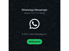 Заставка с оживленным зеленым фоном и логотипом WhatsApp, на которой указан номер последней бета-версии. (Источник изображения: @WABetaInfo на X)