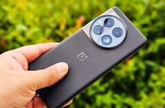 OnePlus 12 чёрного цвета
